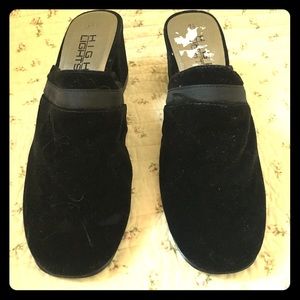 🌻90's vintage, black velvet Mules. 🌻